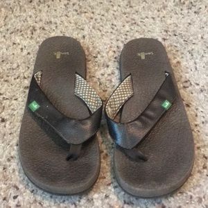 Brown sanuk yoga mat flip flops